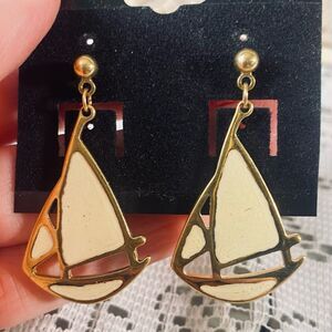 Avon Vintage 1989 Sailboat Earrings Enameled w Gold Hardware Dangle Nautical